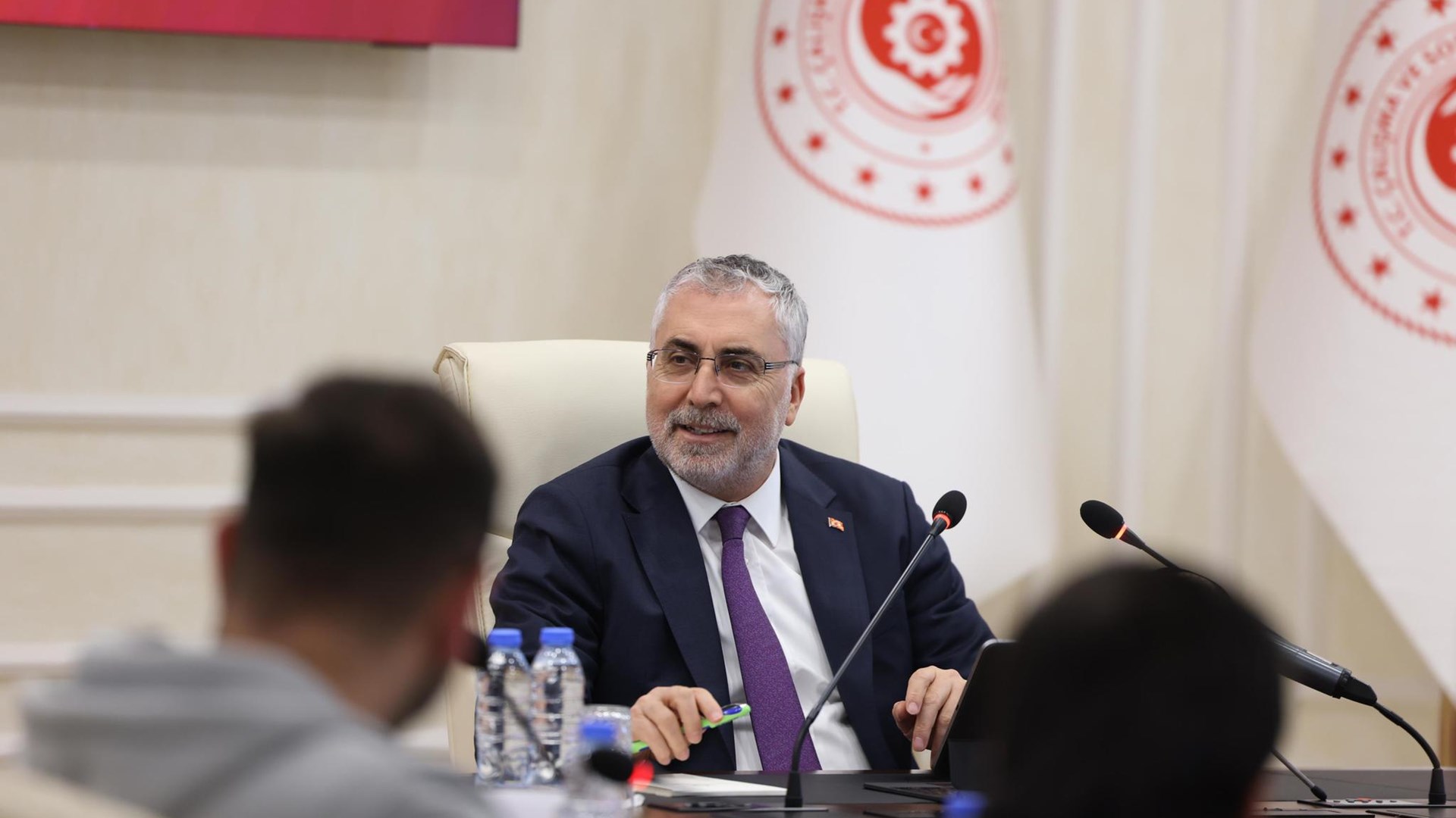 Çalışma ve Sosyal Güvenlik Bakanı Prof. Dr. Vedat Işıkhan, Çalışma ve Sosyal Güvenlik Bakanlığı Reşat Moralı Toplantı Salonu’nda SERÇEV (Serebral Palsili Çocuklar Derneği) ve İŞKUR’dan yararlanan engelli bireylerle bir araya geldi.