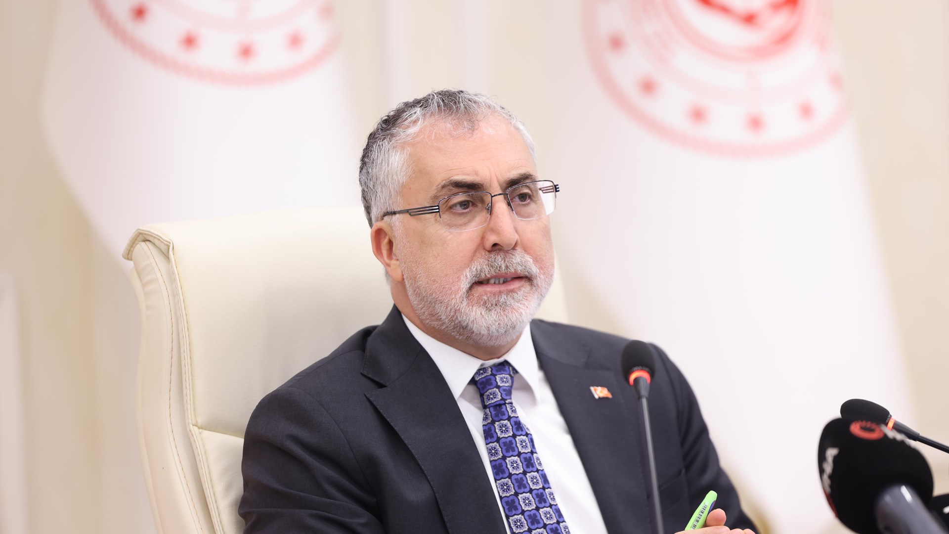 Çalışma ve Sosyal Güvenlik Bakanı Prof. Dr. Vedat Işıkhan, Çalışma ve Sosyal Güvenlik Bakanlığı Reşat Moralı Toplantı Salonu’nda düzenlenen tekstil, giyim ve deri sektörünün temsilcilerinin katıldığı “I. Sektör Buluşmaları Programı” na katıldı.