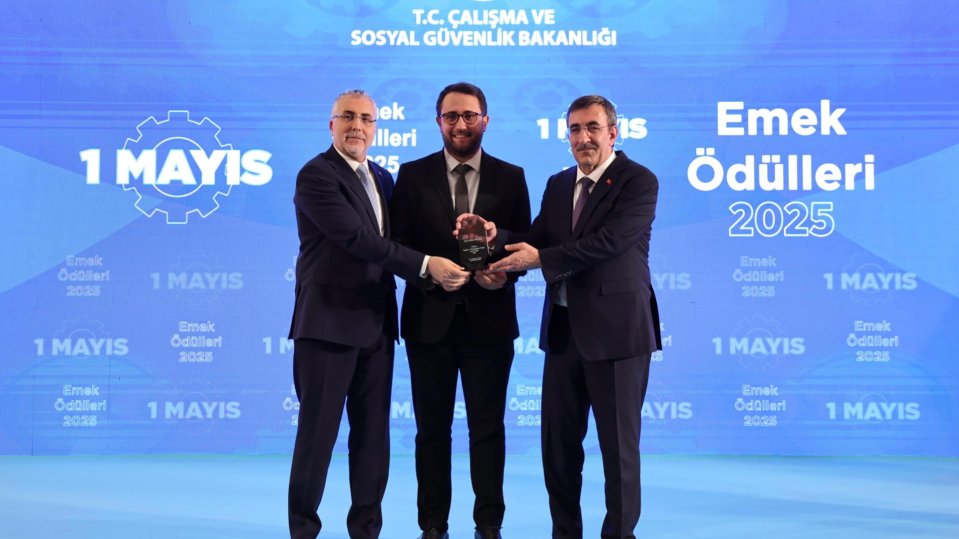 Bakan Işıkhan, 1 Mayıs Emek Ödülleri Töreni’ne Katıldı