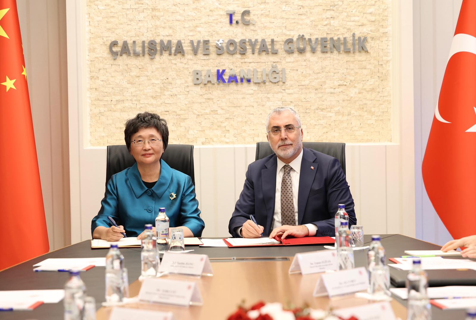 Bakan Işıkhan, Çinli Mevkidaşı Wang Xiaoping ile Bakanlıkta Bir Araya Geldi