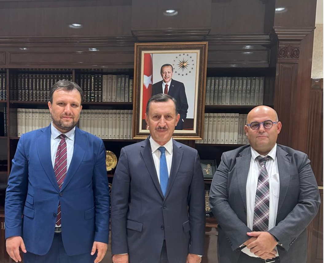 Bakanlığımız yurt dışı teşkilatının kapasitesinin güçlendirilmesi ve hizmet kalitesinin artırılmasına yönelik olarak görevli bulunan Dış İlişkiler ve Avrupa Birliği Genel Müdürlüğü Yurtdışı Vatandaş Hizmetleri Daire Başkanı Mahmut Musa KARABULUTLU ve Çalışma Uzmanı Ahmet Tunç DEMİRTAŞ, Riyad Büyükelçiliği Çalışma ve Sosyal Güvenlik Müşavirliği ve Cidde Başkonsolosluğu Çalışma ve Sosyal Güvenlik Ataşeliğine çalışma ziyaretinde bulundu.