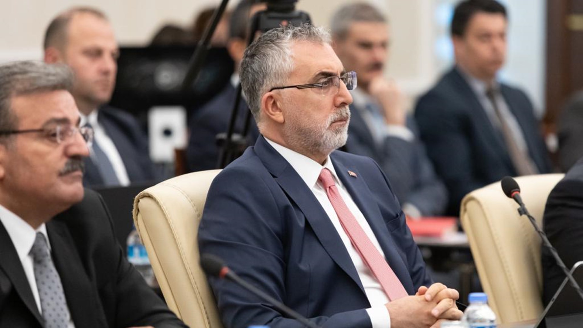 Çalışma ve Sosyal Güvenlik Bakanı Prof. Dr. Vedat Işıkhan Başkanlığında, “2024-2025 yıllarını kapsayan 7. Dönem Kamu Görevlileri Toplu Sözleşme Görüşmeleri” nin birinci oturumu Çalışma ve Sosyal Güvenlik Bakanlığı’nın ev sahipliğinde yapıldı.