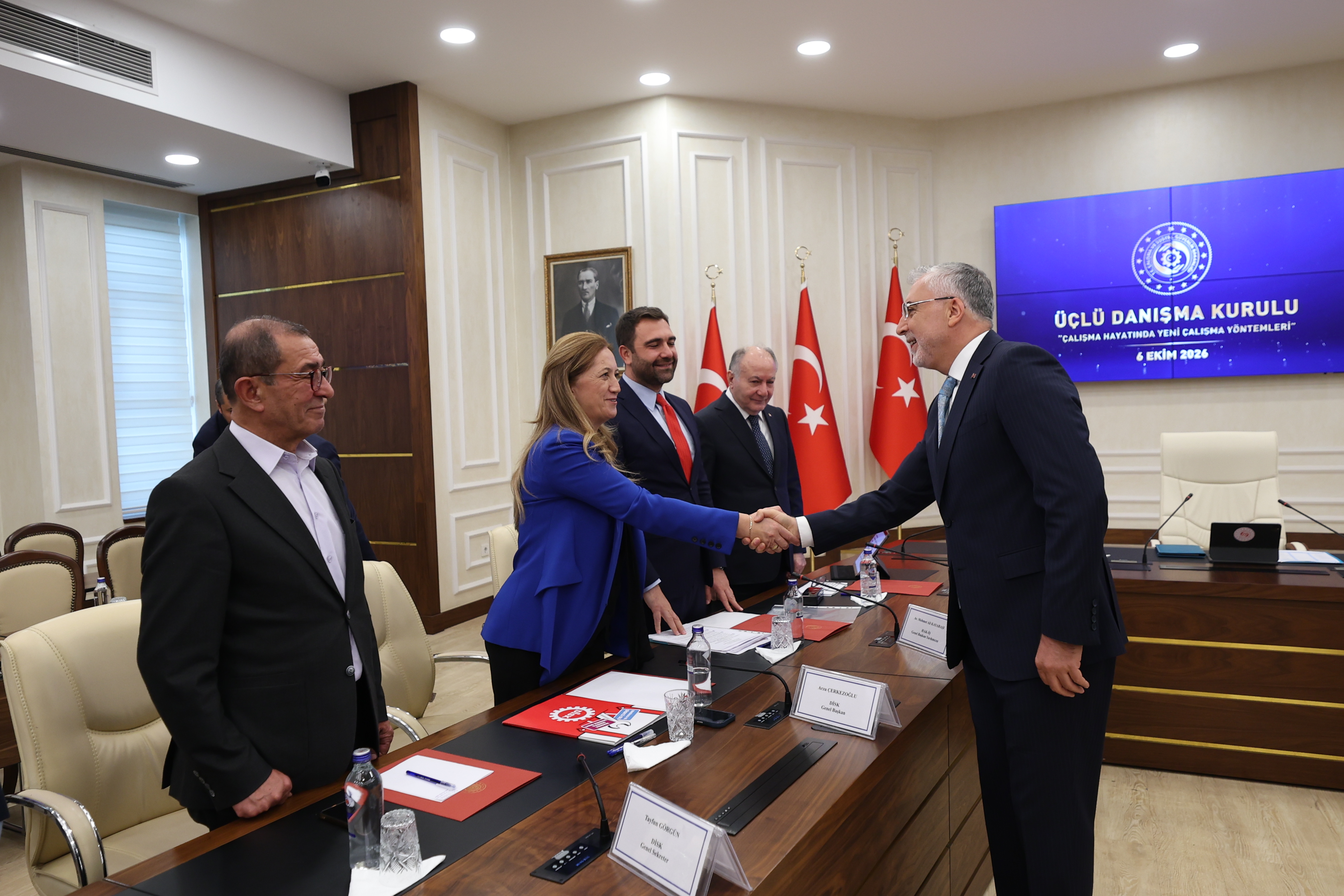 Çalışma ve Sosyal Güvenlik Bakanı Prof. Dr. Vedat Işıkhan’ın başkanlığında, Çalışma ve Sosyal Güvenlik Bakanlığı Reşat Moralı Toplantı Salonu’nda “Çalışma Hayatında Yeni Çalışma Yöntemleri” gündemiyle toplandı. Toplantıda, 2027-2029 dönemini kapsayan Orta Vadeli Program’da da yer verilen yeni nesil çalışma modelleri istişare edildi. 