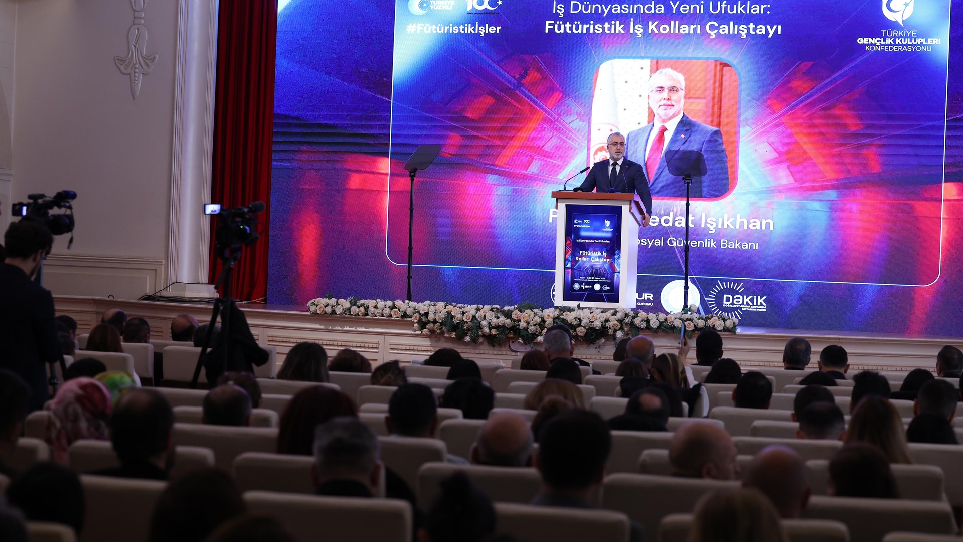 Çalışma ve Sosyal Güvenlik Bakanı Prof. Dr. Vedat Işıkhan, Türkiye İş Kurumu (İŞKUR), Gazi Üniversitesi ve Türkiye Gençlik Kulüpleri Konfederasyonu işbirliğinde Ankara Gazi Üniversitesi Mimar Kemaleddin Salonu’nda düzenlenen “İş Dünyasında Yeni Ufuklar: Fütüristik İş Kolları Çalıştayı”na katıldı.