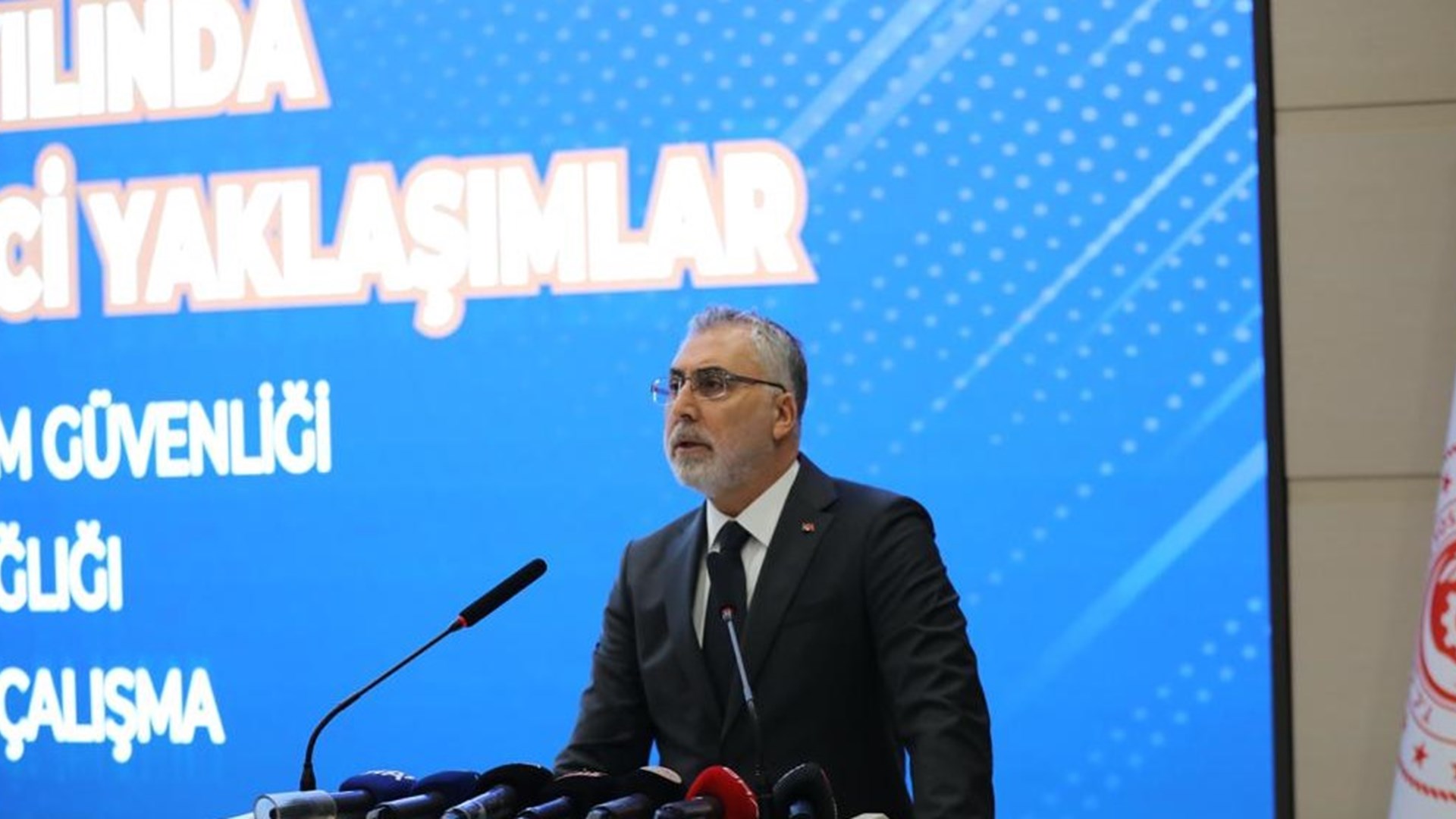 Çalışma ve Sosyal Güvenlik Bakanı Prof. Dr. Vedat Işıkhan, İŞKUR Genel Müdürlüğü’nde düzenlenen Türkiye Yüzyılı’nda İş Kazalarına Önleyici Yaklaşımlar seminerine katıldı.