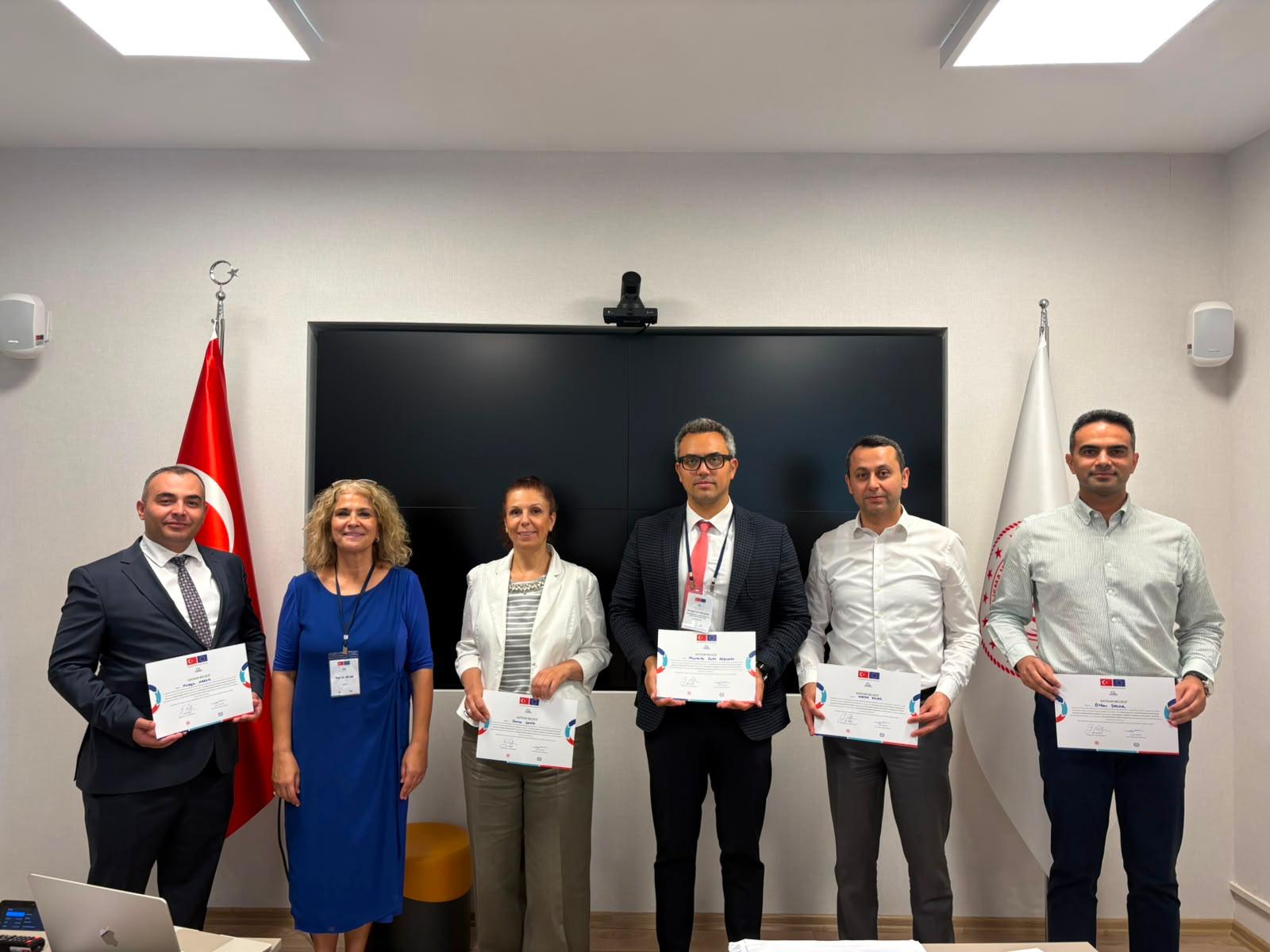 Avrupa Birliği Katılım Öncesi Mali Yardım Aracı (IPA-III) kapsamında finanse edilen ve Uluslararası Çalışma Örgütü (ILO) iş birliğiyle yürütülen İş Teftiş, Rehberlik ve Sosyal Diyalog Yoluyla İşyeri Uyumunun Güçlendirilmesi Projesi kapsamında, Stratejik İletişim Eğitimleri 13-14 ve 16-17 Temmuz 2026 tarihlerinde Ankara’da gerçekleştirildi.