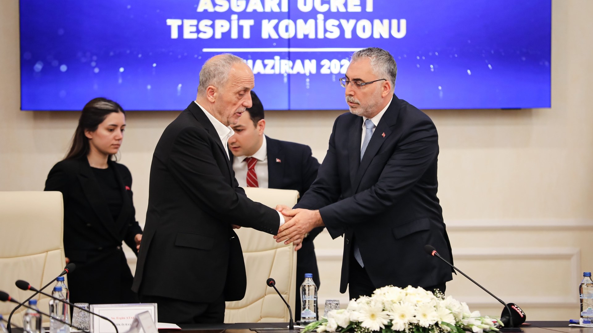 Asgari Ücret Tespit Komisyonu’nun 2023 yılı asgari ücret ara zammını belirlemek için yürüttüğü çalışmaların ardından, Çalışma ve Sosyal Güvenlik Bakanı Vedat Işıkhan, 1 Temmuz’dan itibaren geçerli olacak asgari ücreti; yüzde 34 oranında artış ile 11 bin 402 TL olarak açıkladı.