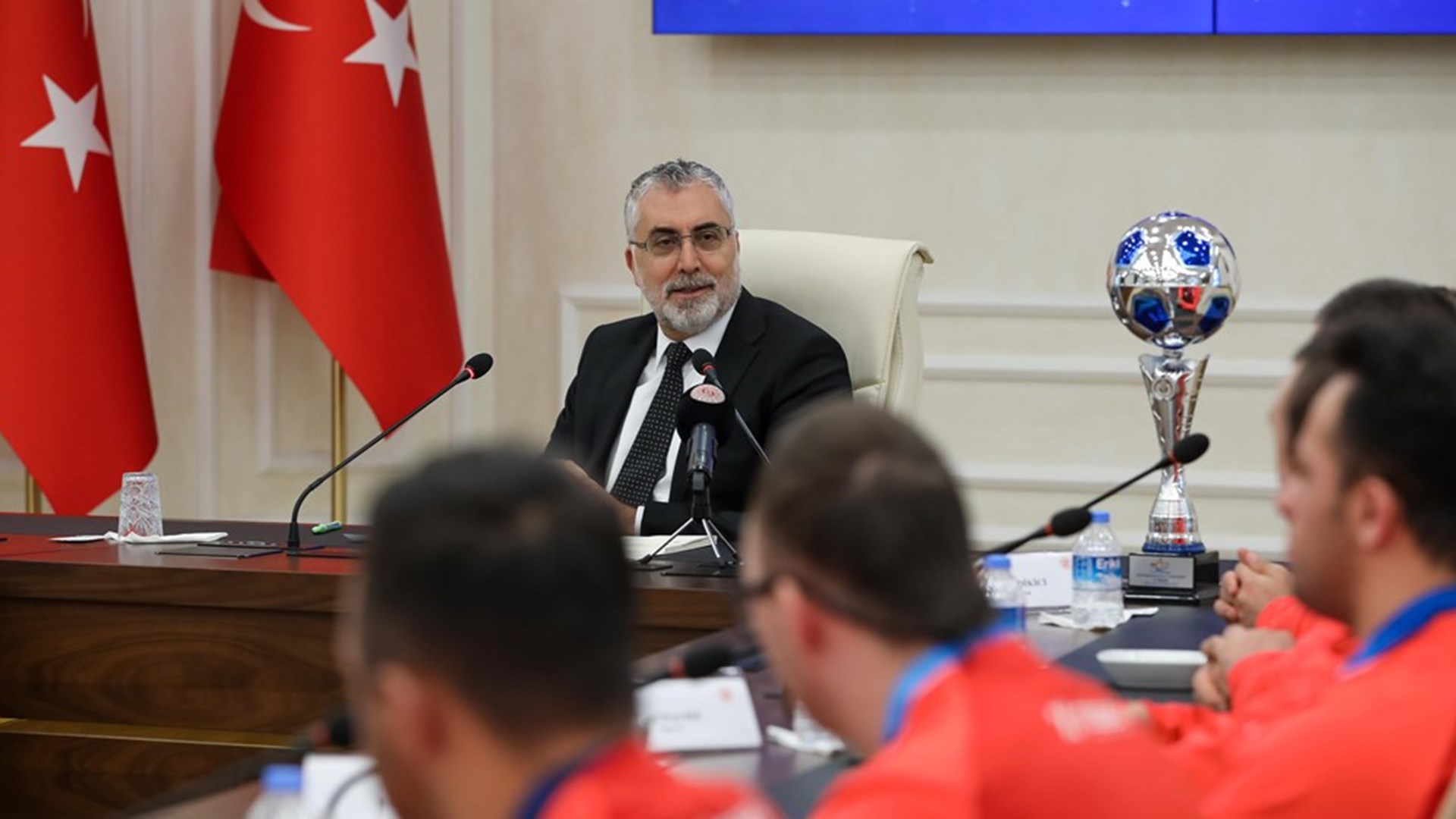 Çalışma ve Sosyal Güvenlik Bakanı Prof. Dr. Vedat Işıkhan, İtalya'nın Padova kentinde düzenlenen Down Sendromlular Avrupa Şampiyonası finalinde Portekiz'i 2-1 yenerek altın madalya kazanan Futsal Milli Takımını Bakanlıkta ağırladı.