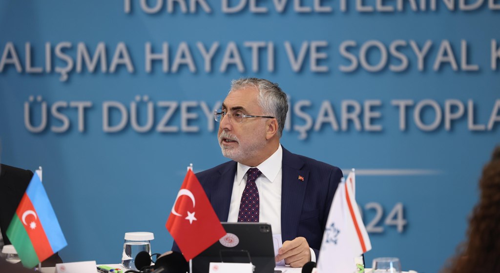 Çalışma ve Sosyal Güvenlik Bakanlığı tarafından düzenlenecek olan “Türk Devletlerinde Çalışma Hayatı ve Sosyal Koruma Uluslararası Konferansı” çerçevesinde Çalışma ve Sosyal Güvenlik Bakanı Prof. Dr. Vedat Işıkhan başkanlığında, “Sosyal Koruma, Çalışma Hayatı ve Sosyal Hizmetler” başlıklı Yuvarlak Masa Toplantısı düzenlendi.