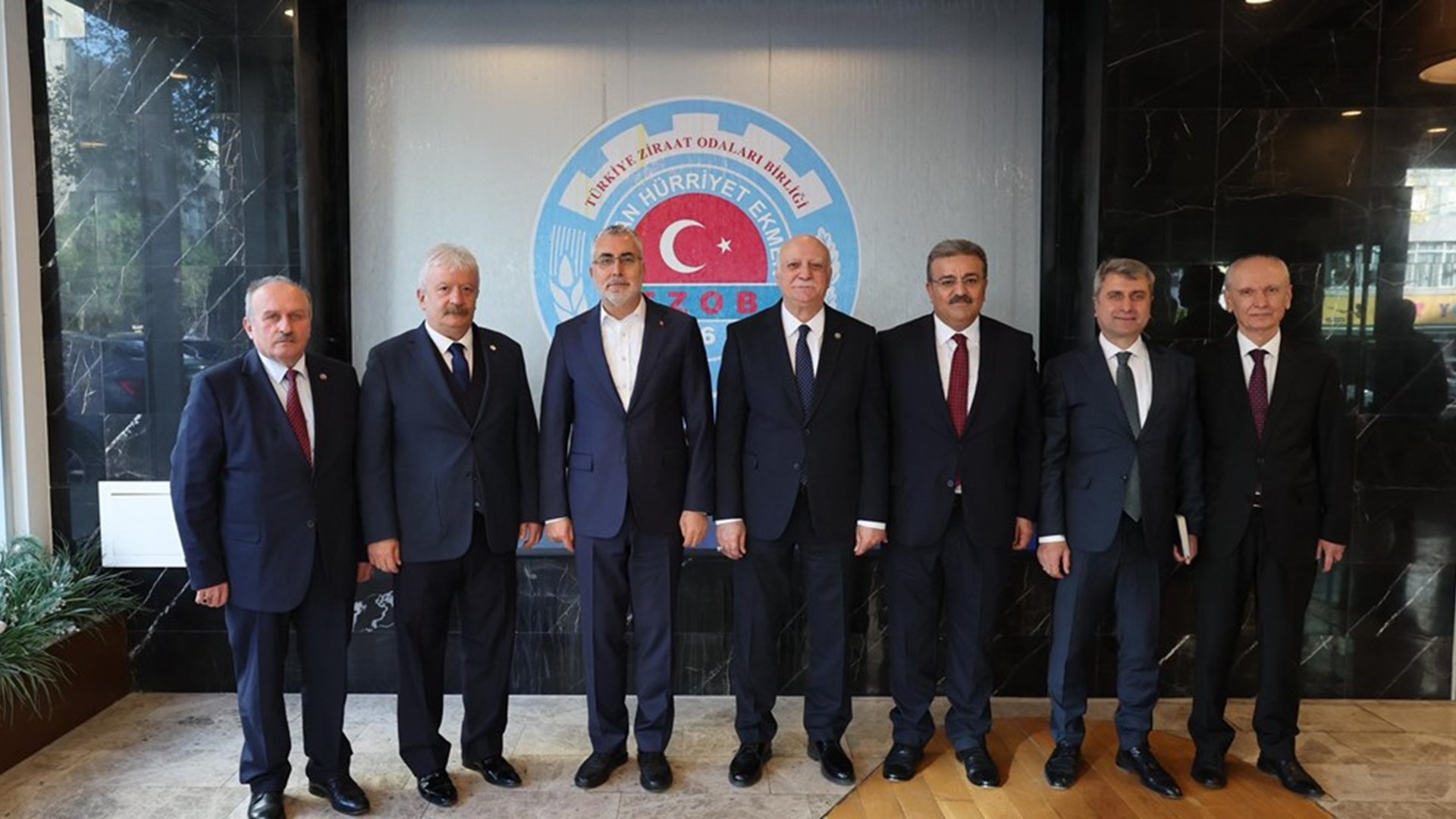 Çalışma ve Sosyal Güvenlik Bakanı Prof. Dr. Vedat Işıkhan, Türk-İş, Hak-İş, Türkiye Kamu-Sen, TESK ve TZOB Konfederasyonlarını ziyaret etti.