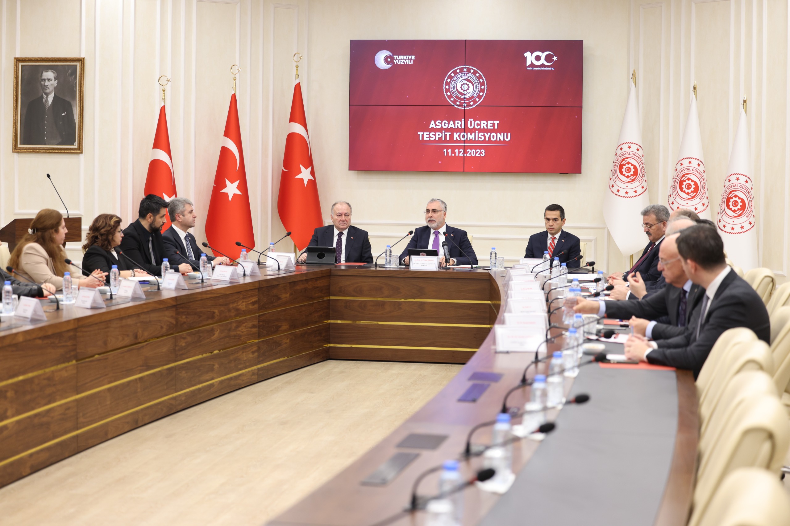 The Minimum Wage Determination Commission held its first meeting to determine the minimum wage increase for 2024, with the Minister of Labor and Social Security Prof. Dr. It was held on Monday, December 11, with the participation of Vedat Işıkhan.
