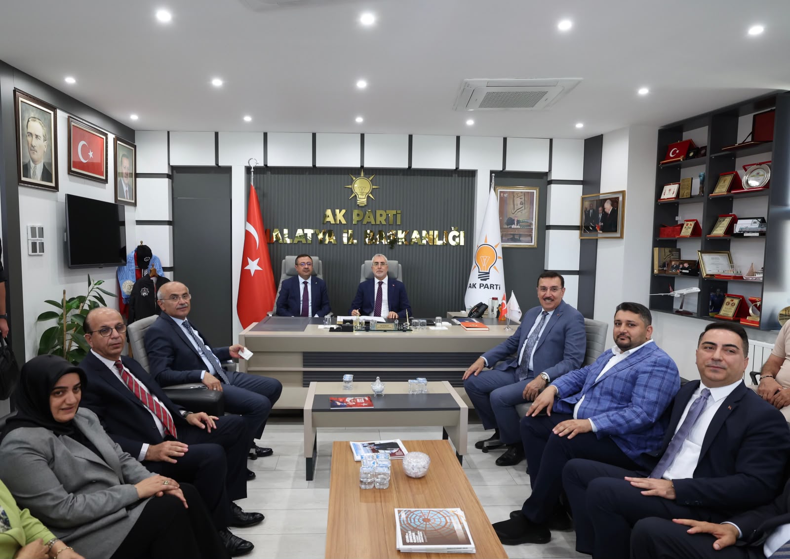Çalışma ve Sosyal Güvenlik Bakanı Prof. Dr. Vedat Işıkhan, bir dizi ziyaretlerde bulunmak ve programlara katılmak üzere Malatya’ya gitti.