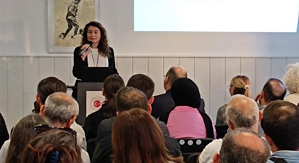 Stuttgart Çalışma ve Sosyal Güvenlik Ataşeliğimizin katkılarıyla Başkonsolosluğumuz ile Stuttgart Sanayi ve Ticaret Odası (IHK) iş birliği kapsamında 11.10.2023 Çarşamba günü Başkonsolosluğumuz binasında meslek eğitim toplantısı gerçekleştirildi.