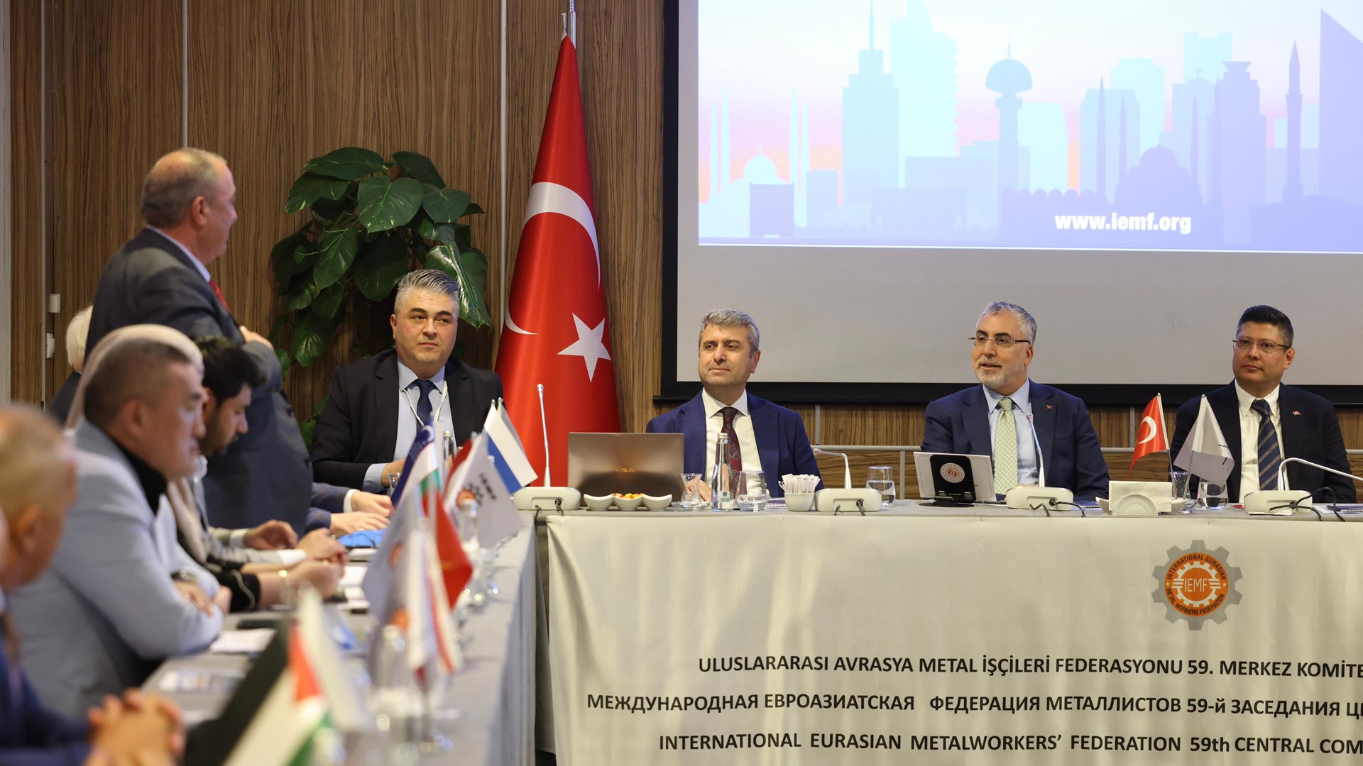 Bakan Işıkhan, Türk Metal Sendikası’nın 2. Genç İşçiler Kurultayı’na Katıldı