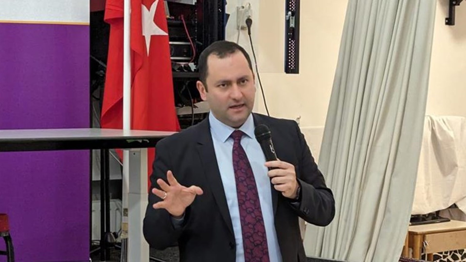 Deventer Labour and Social Security Attaché met Turkish citizens at the Türkiyem Mosque in Arnhem.