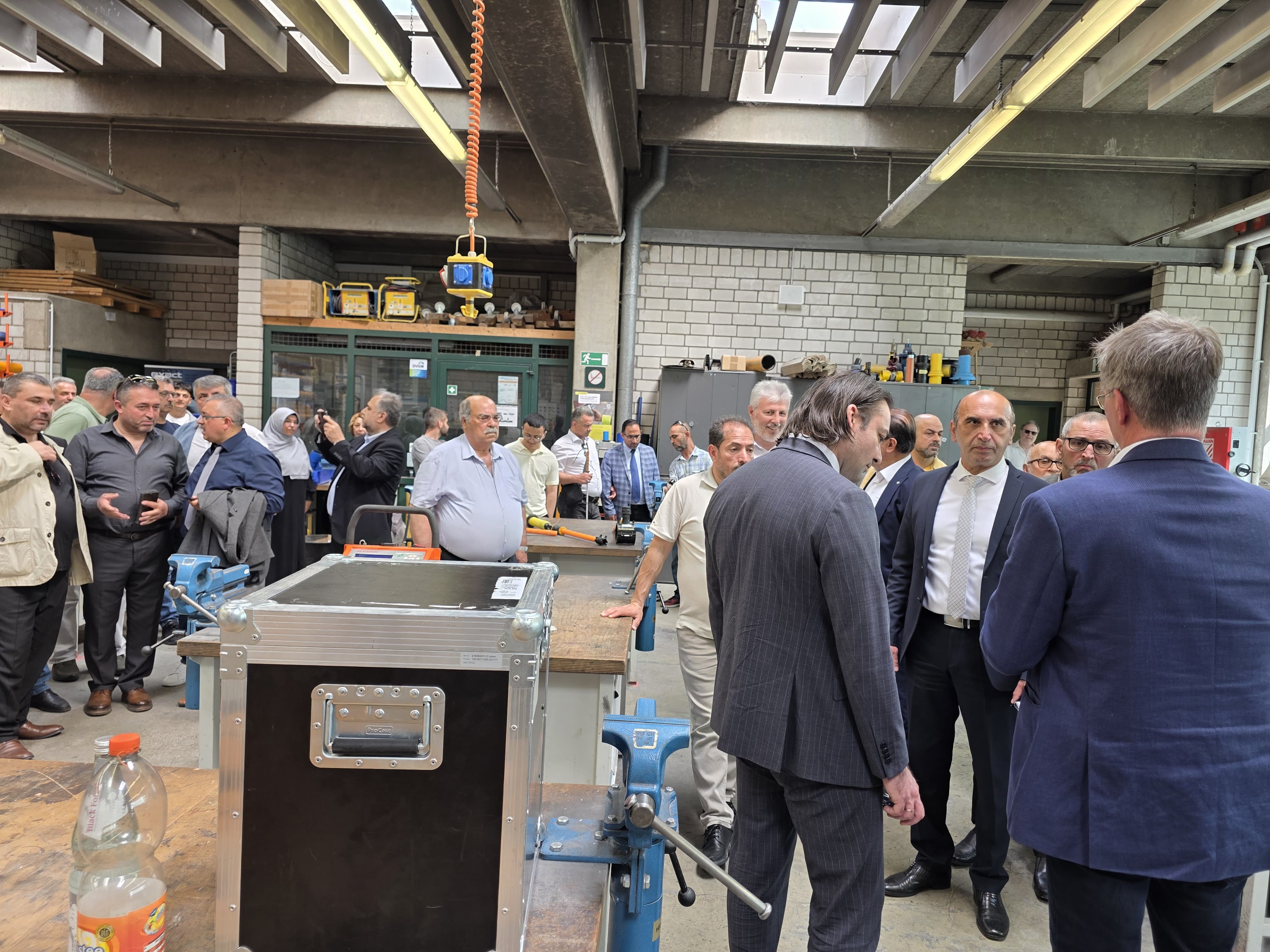 Köln Başkonsolosluğu Çalışma ve Sosyal Güvenlik Ataşeliği tarafından yürütülen meslek eğitim seferberliği kapsamında çalışmalar aralıksız sürdürülüyor. Kuzey Ren-Vestfalya (KRV) Eyaleti İnşaat Meslekleri Eğitim Merkezi’nde dernek temsilcilerine, inşaat sektörüne yönelik eğitim semineri düzenlendi.