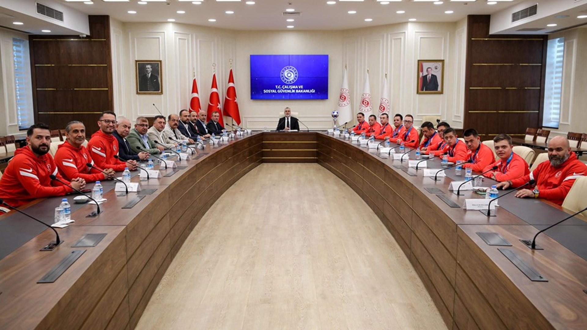 Çalışma ve Sosyal Güvenlik Bakanı Prof. Dr. Vedat Işıkhan, İtalya'nın Padova kentinde düzenlenen Down Sendromlular Avrupa Şampiyonası finalinde Portekiz'i 2-1 yenerek altın madalya kazanan Futsal Milli Takımını Bakanlıkta ağırladı.