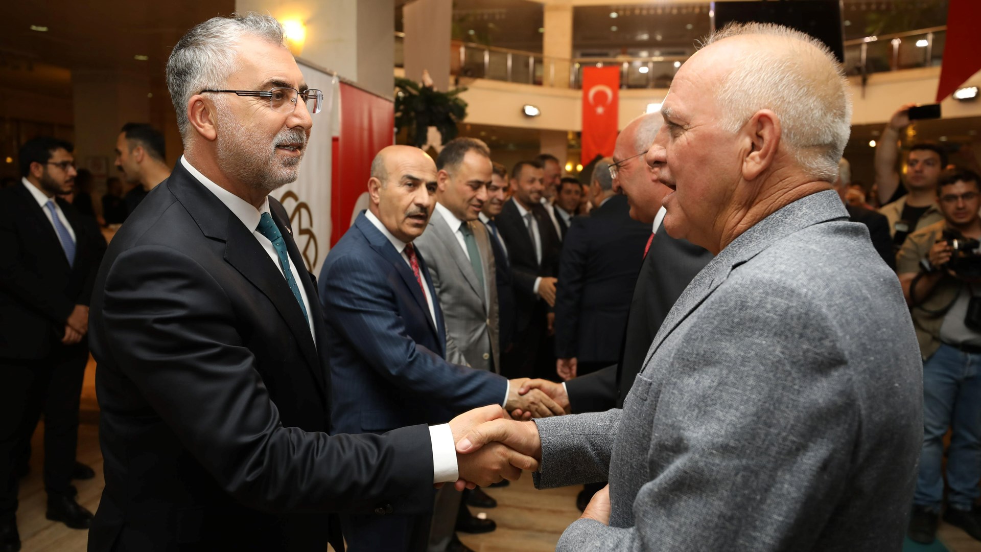 Çalışma ve Sosyal Güvenlik Bakanı Vedat Işıkhan, bir dizi ziyaretlerde bulunmak üzere gittiği baba ocağı Mardin’de hemşehrileriyle bayramlaştı.