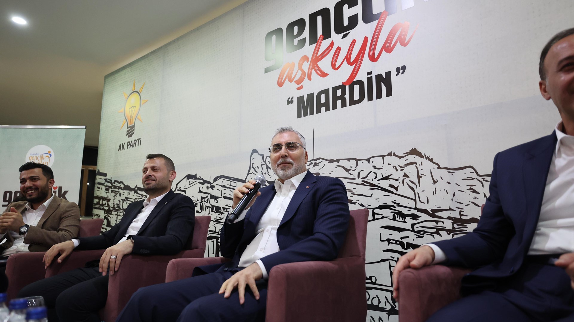 Çalışma ve Sosyal Güvenlik Bakanı Prof. Dr. Vedat Işıkhan, programlara katılmak ve çeşitli ziyaretlerde bulunmak üzere Mardin’e gitti.