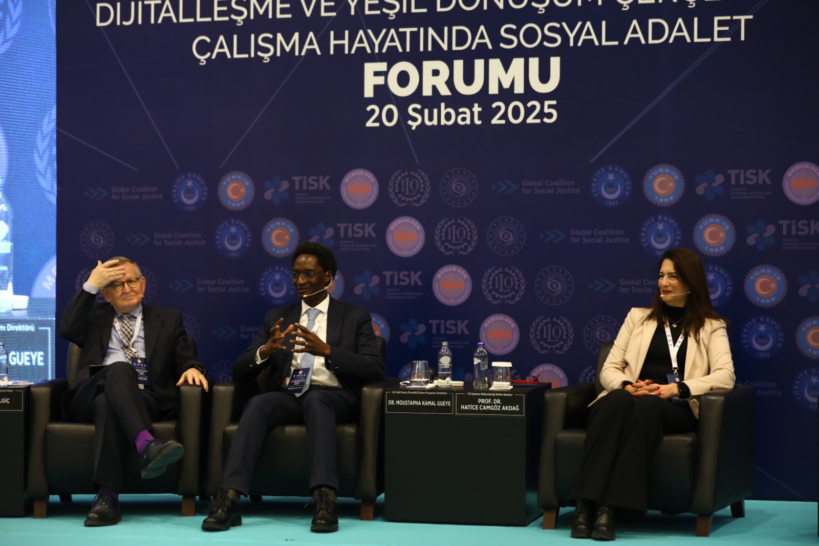 20 Şubat Dünya Sosyal Adalet Günü vesilesiyle, Bakanlığımızın öncülüğünde ve Küresel Sosyal Adalet Koalisyonu kapsamında düzenlenen “Dijitalleşme ve Yeşil Dönüşüm Çerçevesinde Sosyal Adalet Forumu” geniş katılımla gerçekleştirildi. Forum, Türkiye İşveren Sendikaları Konfederasyonu (TİSK), Türkiye İşçi Sendikaları Konfederasyonu (TÜRK-İŞ), Memur Sendikaları Konfederasyonu (MEMUR-SEN) ve Türkiye Kamu Çalışanları Sendikaları Konfederasyonu (KAMU-SEN) işbirliğiyle düzenlendi.