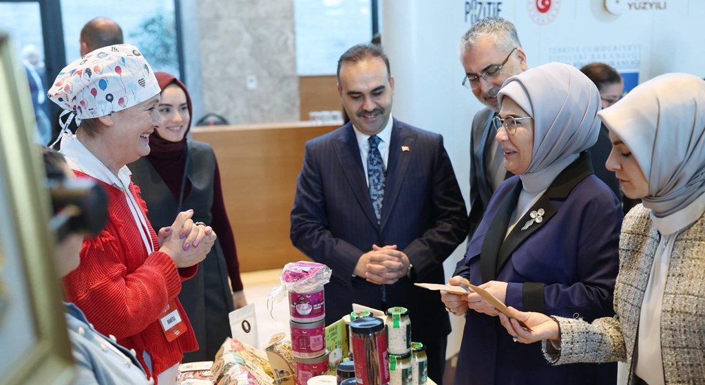 Çalışma ve Sosyal Güvenlik Bakanı Prof. Dr. Vedat Işıkhan, Çalışma ve Sosyal Güvenlik Bakanlığı tarafından Cumhurbaşkanı Recep Tayyip Erdoğan’ın Eşi Emine Erdoğan’ın teşrifleriyle Atatürk Kültür Merkezi’nde (AKM) düzenlenen “Milli Müdafaadan Milli Kalkınmaya Türkiye Yüzyılı’ nın Kadınları Yüzyılın Kadın İstihdamı İş-Pozitif Tanıtım Programı” na katıldı.