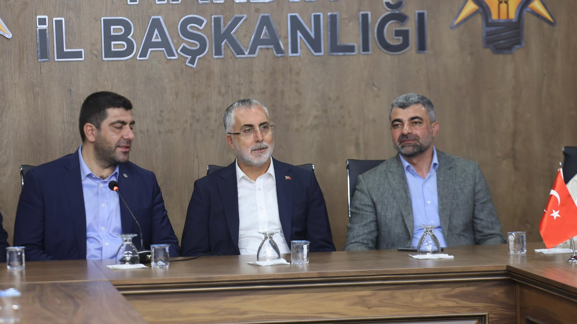 Çalışma ve Sosyal Güvenlik Bakanı Vedat Işıkhan, çeşitli temaslarda bulunmak ve “Mardin İş Dünyası İstişare Toplantısı”na katılmak üzere Mardin’e gitti.