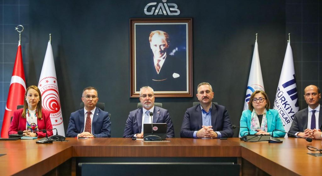 Çalışma ve Sosyal Güvenlik Bakanı Prof. Dr. Vedat Işıkhan, bir dizi ziyaretlerde bulunmak ve programlara katılmak üzere Gaziantep’e gitti. 