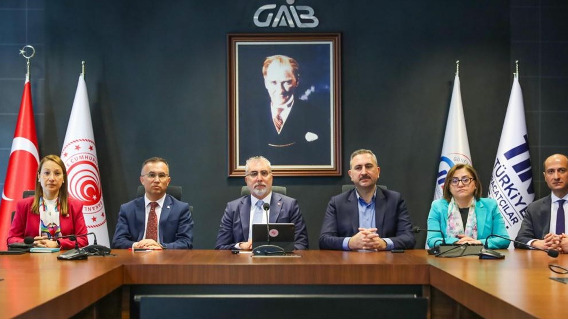 Çalışma ve Sosyal Güvenlik Bakanı Prof. Dr. Vedat Işıkhan, bir dizi ziyaretlerde bulunmak ve programlara katılmak üzere Gaziantep’e gitti.