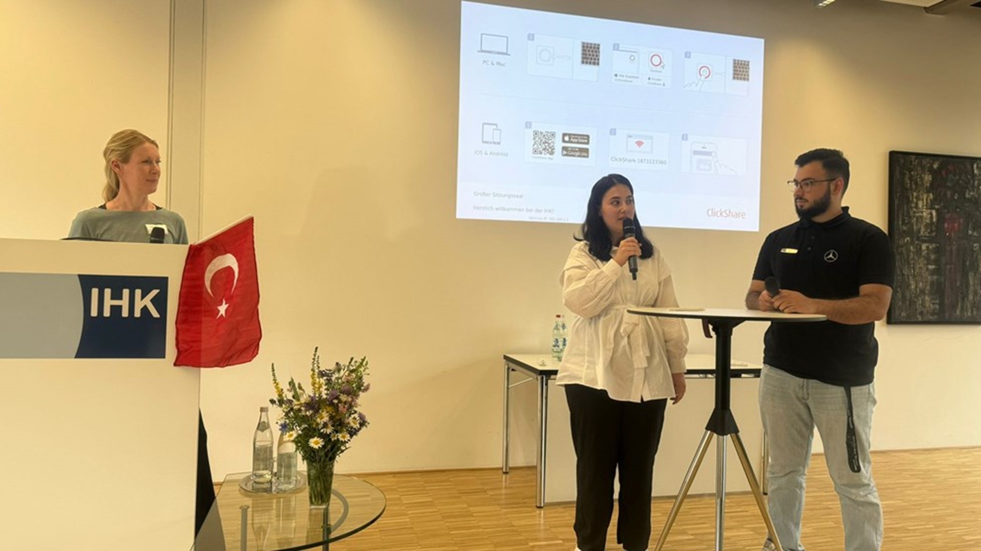 In the run-up to the summer holidays, the Stuttgart Attaché Office for Labour and Social Security provided young people and their parents with comprehensive information on post-school vocational training and higher education options.