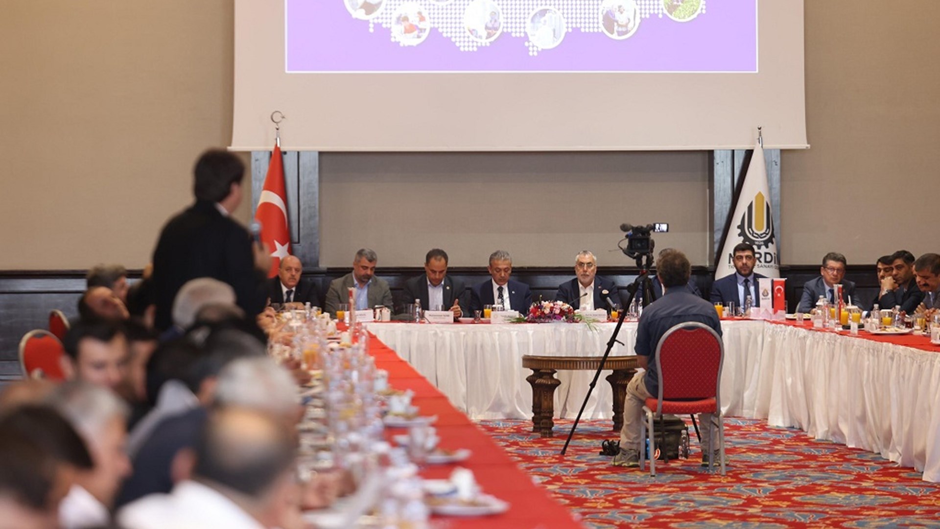 Çalışma ve Sosyal Güvenlik Bakanı Vedat Işıkhan, çeşitli temaslarda bulunmak ve “Mardin İş Dünyası İstişare Toplantısı”na katılmak üzere Mardin’e gitti.