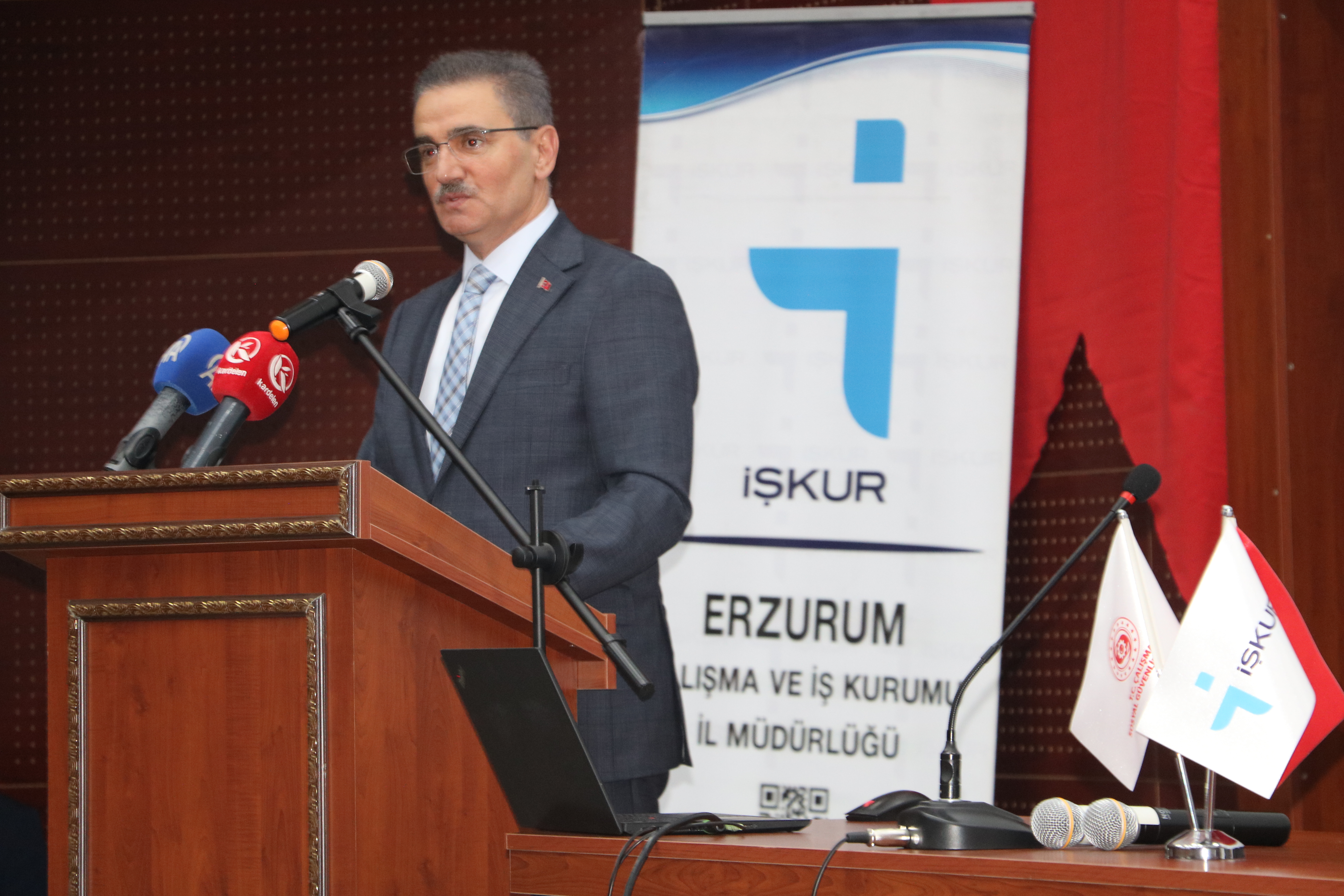 Rehberlik ve Teftiş Başkanlığı tarafından Erzurum Ticaret ve Sanayi Odası, Erzurum Ticaret Borsası, Erzurum Esnaf ve Sanatkarlar Odası iş birliğinde, 17 Haziran 2026 tarihinde iş sağlığı ve güvenliği ile işin yürütümü teftişleri hakkında bilgilendirme toplantısı düzenlendi.