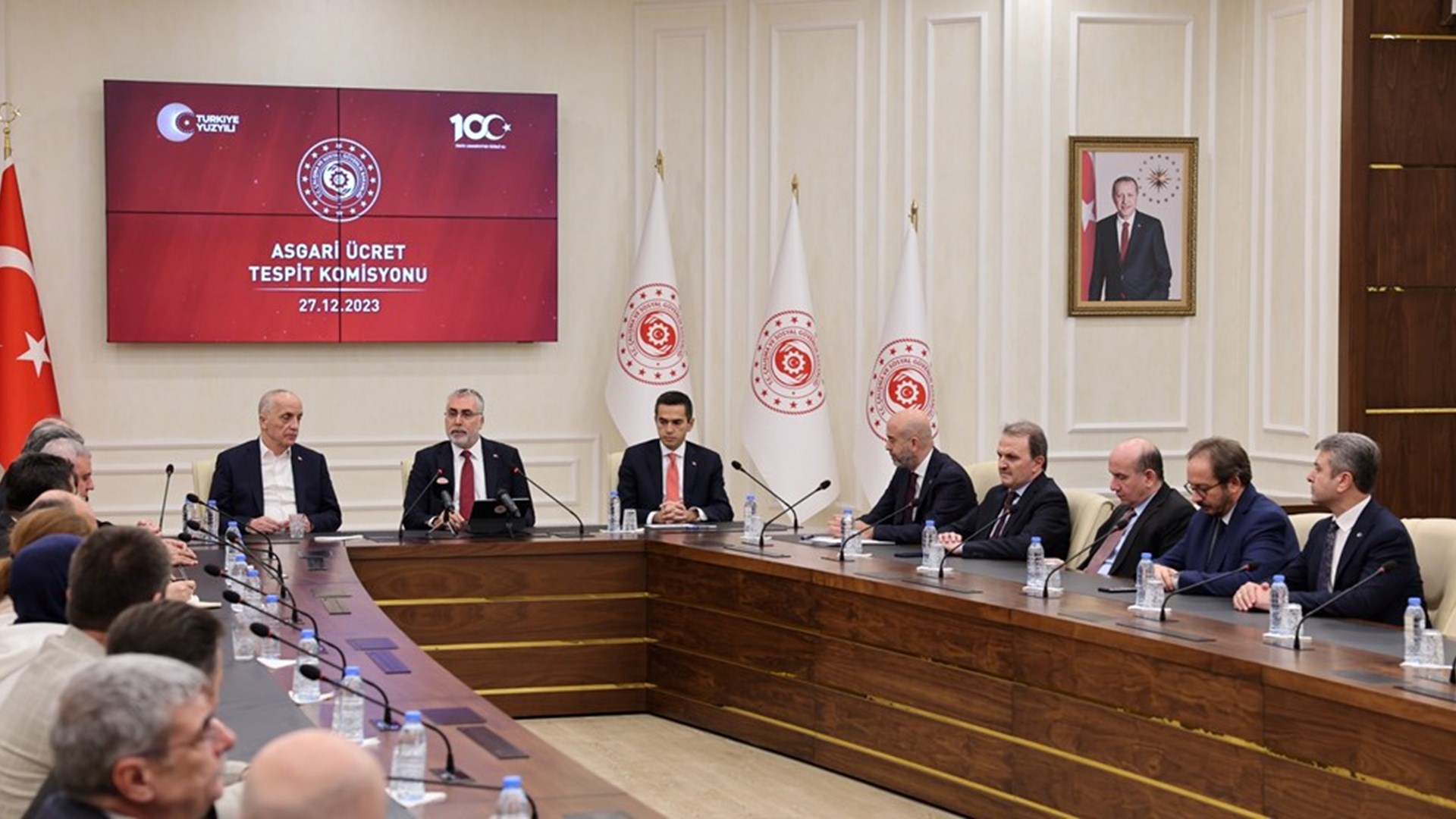 Asgari Ücret Tespit Komisyonu’nun 2024 yılı için yeni asgari ücret rakamının belirlenmesi amacıyla yürüttükleri çalışmaların ardından Ocak ayından itibaren geçerli olacak yeni asgari ücret tutarı Çalışma ve Sosyal Güvenlik Bakanı Prof. Dr. Vedat Işıkhan tarafından Çalışma ve Sosyal Güvenlik Bakanlığı Reşat Moralı Toplantı Salonu’nda düzenlenen toplantıda bir önceki döneme göre yüzde 49 oranında yapılan zam ile 17 bin 2 TL olarak açıklandı.