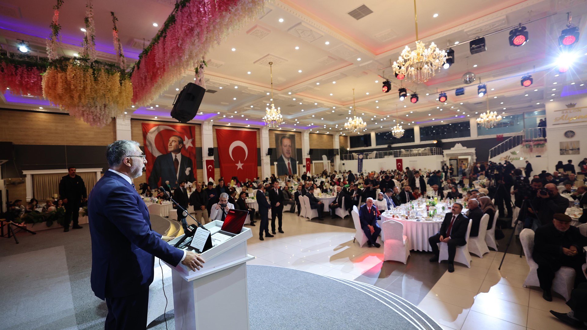 Çalışma ve Sosyal Güvenlik Bakanı Prof. Dr. Vedat Işıkhan, çeşitli temaslarda bulunmak ve programlara katılmak üzere Iğdır’a gitti.