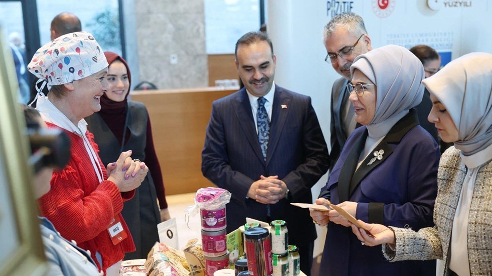 Çalışma ve Sosyal Güvenlik Bakanı Prof. Dr. Vedat Işıkhan, Çalışma ve Sosyal Güvenlik Bakanlığı tarafından Cumhurbaşkanı Recep Tayyip Erdoğan’ın Eşi Emine Erdoğan’ın teşrifleriyle Atatürk Kültür Merkezi’nde (AKM) düzenlenen “Milli Müdafaadan Milli Kalkınmaya Türkiye Yüzyılı’ nın Kadınları Yüzyılın Kadın İstihdamı İş-Pozitif Tanıtım Programı” na katıldı.