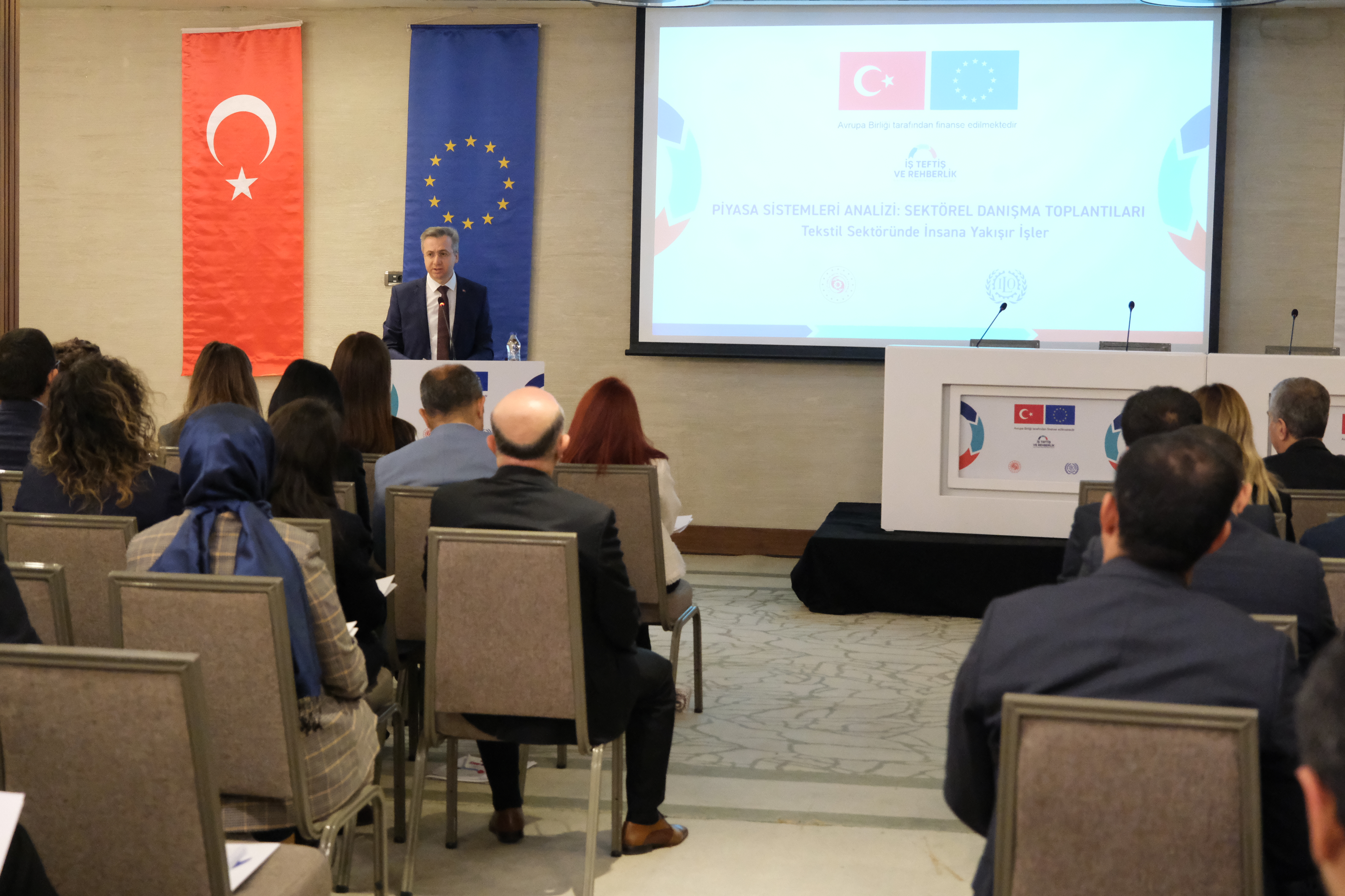 İş Teftiş ve Rehberlik Projesi kapsamında piyasa sistemleri analizi sektörel danışma toplantılarının ilki olan “Tekstil Sektöründe İnsana Yakışır İşler Danışma Toplantısı” 15 Ocak 2025 tarihinde Adana’da gerçekleştirildi.