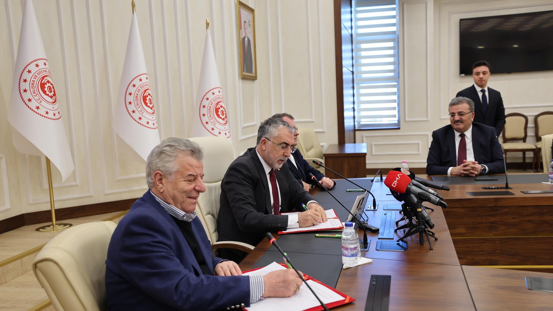 Bakan Işıkhan, Polonez işletmesinde yaklaşık 6 aydır devam eden eylemlere ilişkin açıklamalarda bulundu.