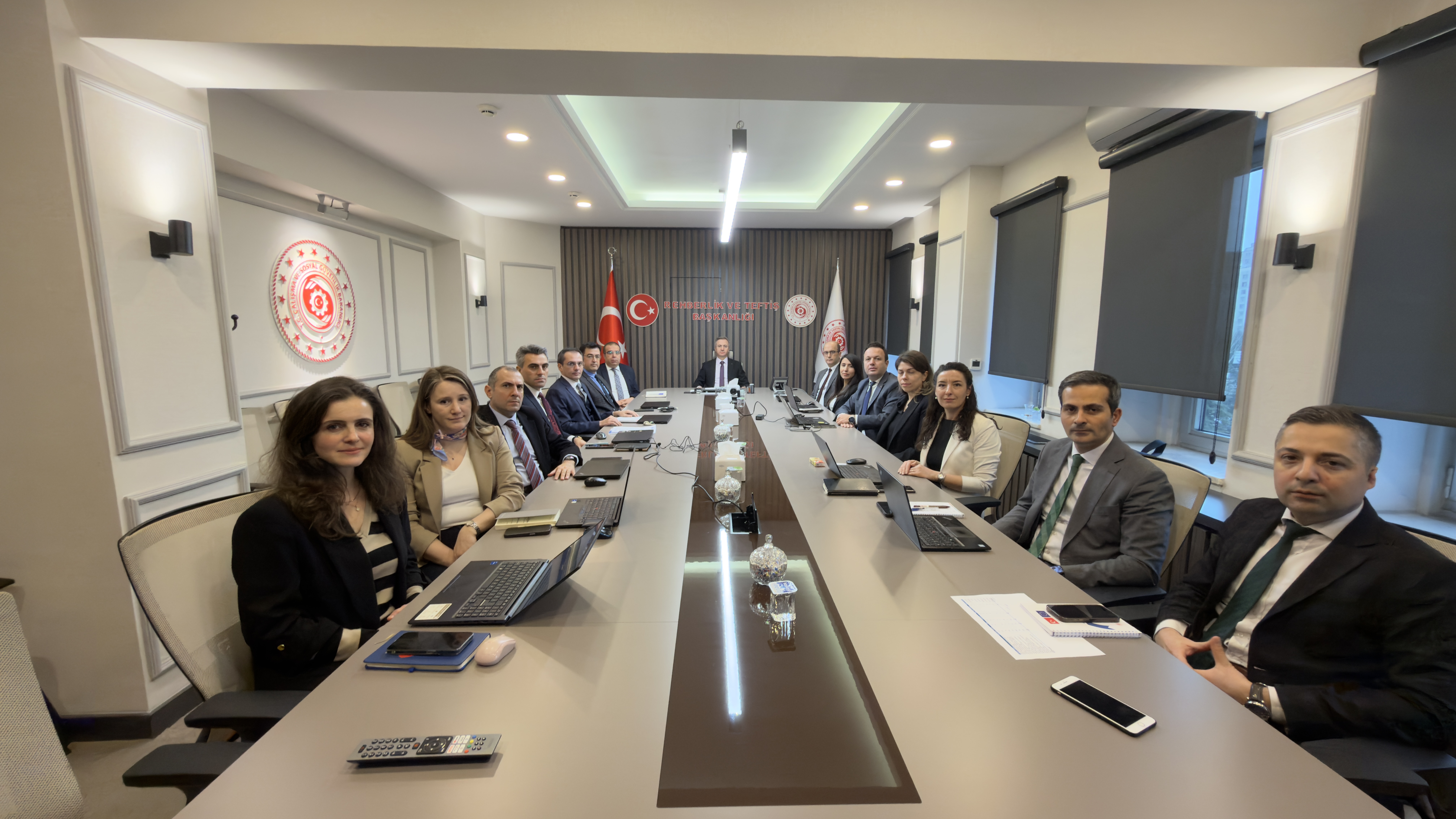 Rehberlik ve Teftiş Başkanlığımız bünyesinde faaliyet gösteren çalışma grupları, 2025 yılı çalışmalarına ilişkin yıllık değerlendirme toplantılarını tamamladı. Gerçekleştirilen oturumlarda, yıl boyunca yürütülen teftiş ve rehberlik faaliyetleri detaylandırılırken, 2026 yılına ait planlamalar ele alındı.