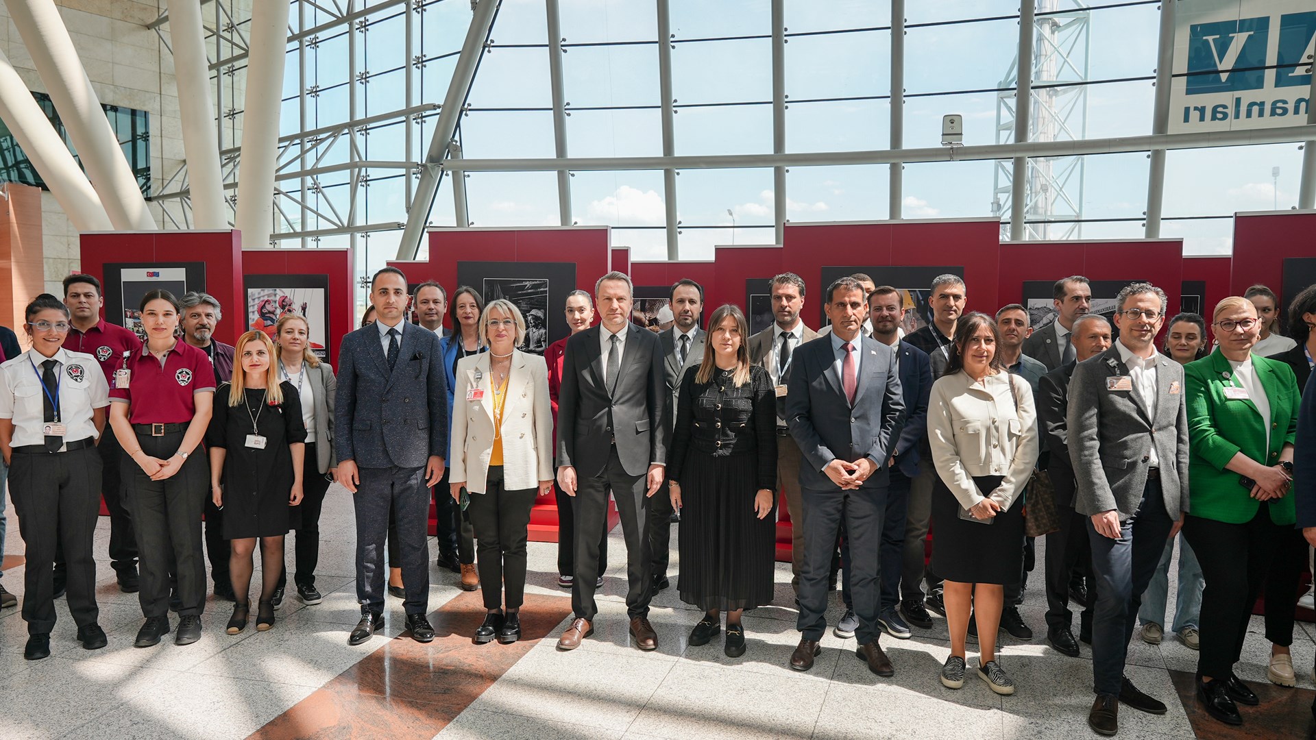 İş Sağlığı ve Güvenliği Haftası etkinlikleri çerçevesinde, 9 Mayıs 2025 tarihinde TAV Esenboğa Yatırım, Yapım ve İşletme A.Ş.’ye iş sağlığı ve güvenliği odaklı bir ziyaret gerçekleştirdik. Ziyaretimiz kapsamında, TAV Esenboğa Havalimanı İdaresi tarafından İSG Haftası boyunca ziyaretçilerin beğenisine sunulan ve Genel Müdürlüğümüzün yürütmüş olduğu MİSGEP Projesine ait fotoğrafların yer aldığı İSG Sergisini de inceledik.