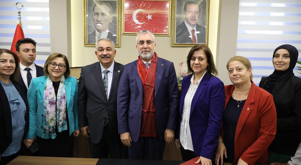 Çalışma ve Sosyal Güvenlik Bakanı Prof. Dr. Vedat Işıkhan, bir dizi ziyaretlerde bulunmak ve programlara katılmak üzere Gaziantep’e gitti. 