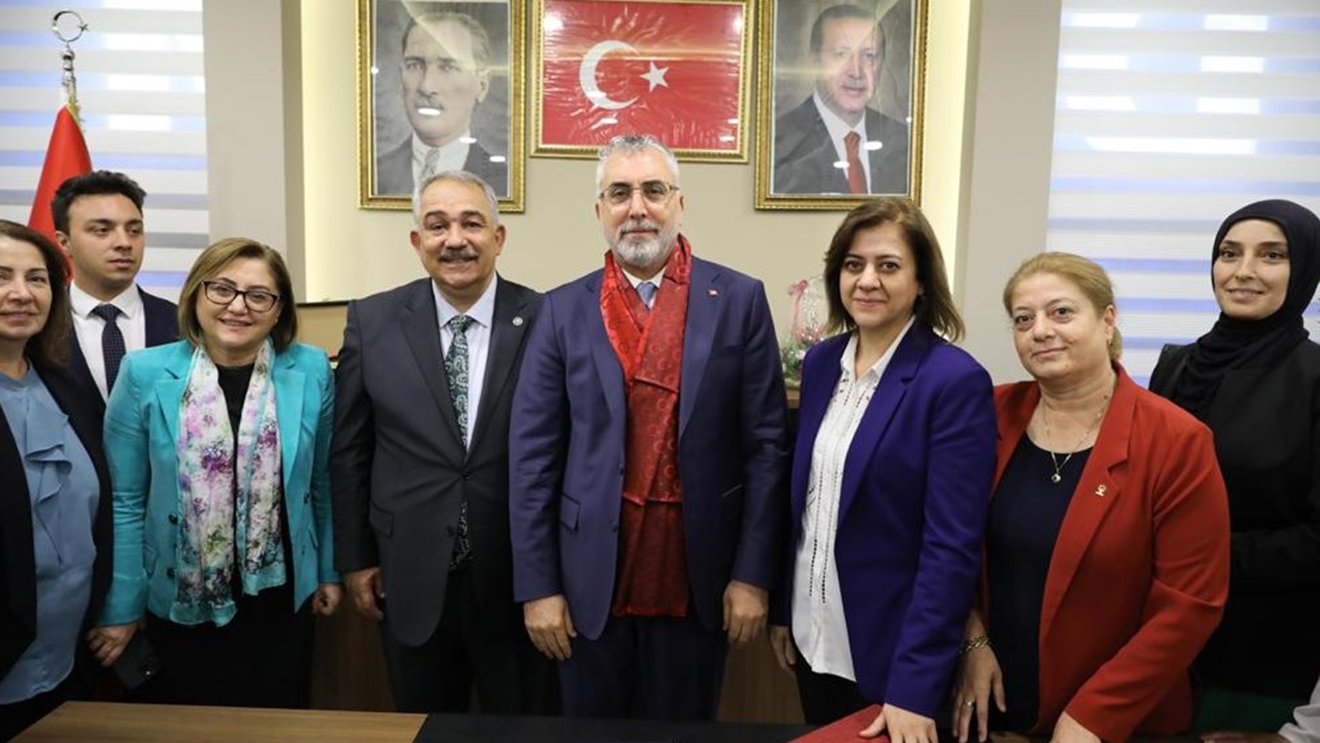 Çalışma ve Sosyal Güvenlik Bakanı Prof. Dr. Vedat Işıkhan, bir dizi ziyaretlerde bulunmak ve programlara katılmak üzere Gaziantep’e gitti.