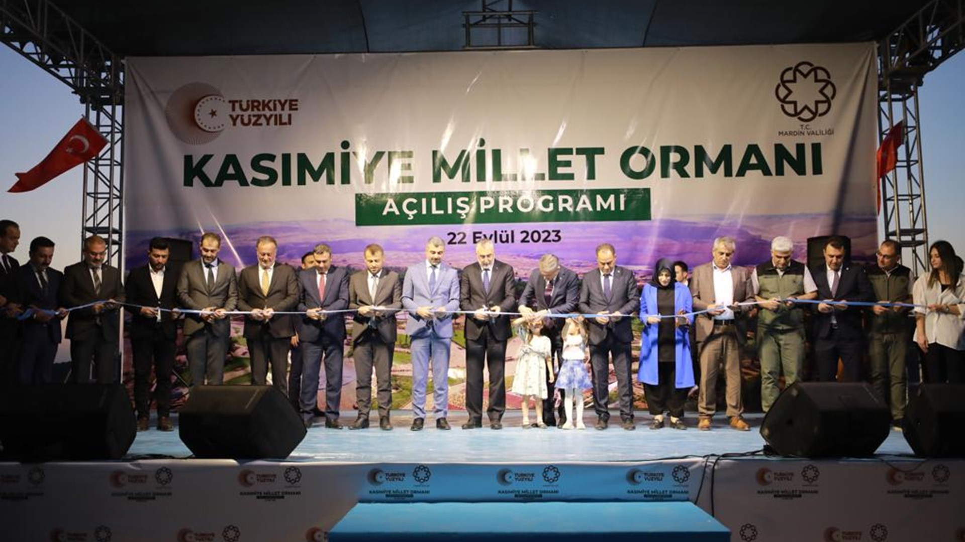 Çalışma ve Sosyal Güvenlik Bakanı Prof. Dr. Vedat Işıkhan, bir dizi ziyaretlerde bulunmak ve programlara katılmak üzere Mardin’e gitti.