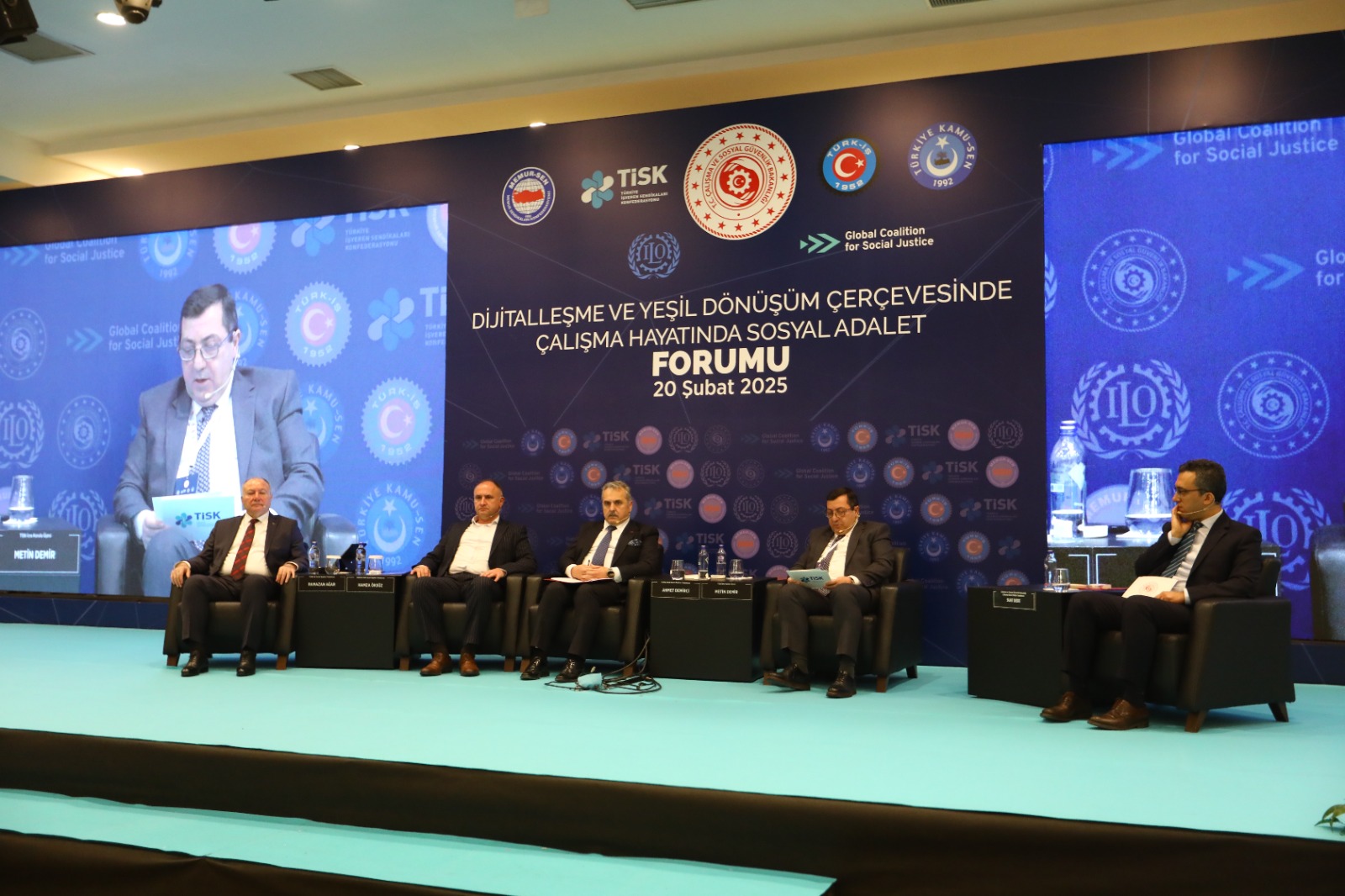 20 Şubat Dünya Sosyal Adalet Günü vesilesiyle, Bakanlığımızın öncülüğünde ve Küresel Sosyal Adalet Koalisyonu kapsamında düzenlenen “Dijitalleşme ve Yeşil Dönüşüm Çerçevesinde Sosyal Adalet Forumu” geniş katılımla gerçekleştirildi. Forum, Türkiye İşveren Sendikaları Konfederasyonu (TİSK), Türkiye İşçi Sendikaları Konfederasyonu (TÜRK-İŞ), Memur Sendikaları Konfederasyonu (MEMUR-SEN) ve Türkiye Kamu Çalışanları Sendikaları Konfederasyonu (KAMU-SEN) işbirliğiyle düzenlendi.