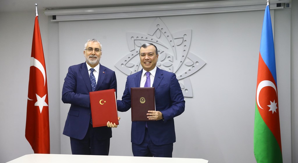 Çalışma ve Sosyal Güvenlik Bakanı Prof. Dr. Vedat Işıkhan, Azerbaycan’daki temasları kapsamında ilk olarak Azerbaycan milli lideri merhum Haydar Aliyev'in kabrini, Azerbaycan Şehitliği ve Türk Şehitliği’ni ziyaret etti.