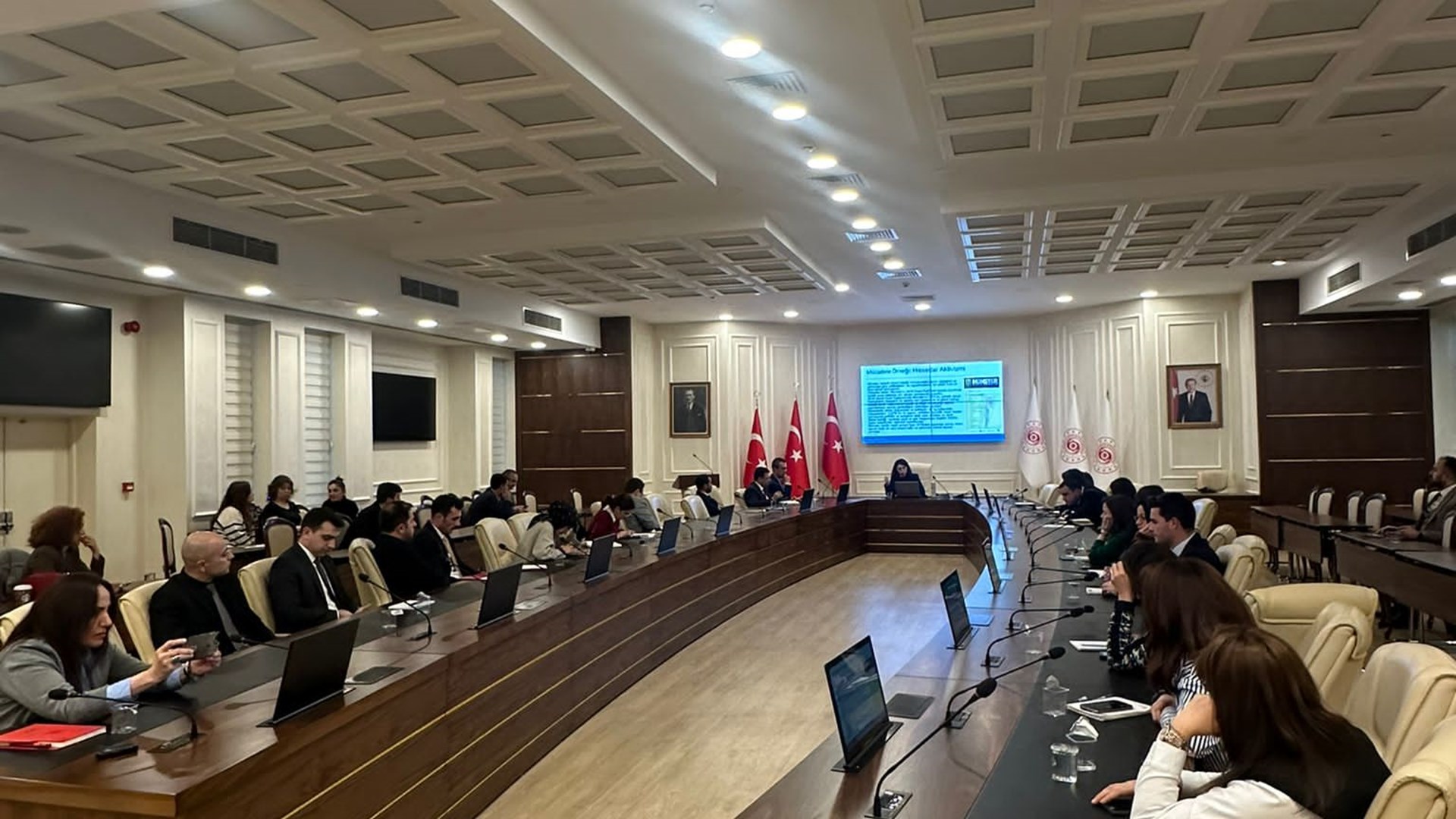 "Tedarik Zincirlerinde Özen Yükümlülüğü ve Çalışma Hayatında İnsan Hakları" eğitimi, Çalışma Genel Müdürlüğü tarafından düzenlenen önemli bir etkinlik olarak gerçekleştirildi. Bu eğitim, çalışma hayatında temel hakların korunması ve tedarik zincirlerinde özen yükümlülüğü konularında dünyada farklı örnekleri analiz ederek farkındalık oluşturmayı ve geliştirilen etkin politikalar konusunda bilgi sahibi olunması hedeflemekteydi.