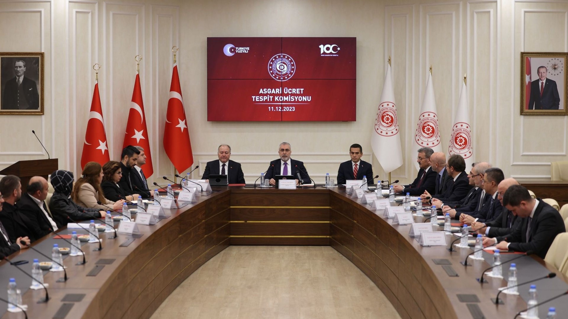 Çalışma ve Sosyal Güvenlik Bakanı Prof. Dr. Vedat Işıkhan Başkanlığında, Çalışma ve Sosyal Güvenlik Bakanlığı ev sahipliğinde Asgari Ücret Tespit Komisyonu’nu 2024 yılı asgari ücretini belirleme çalışmaları kapsamında ilk toplantısını gerçekleştirdi.