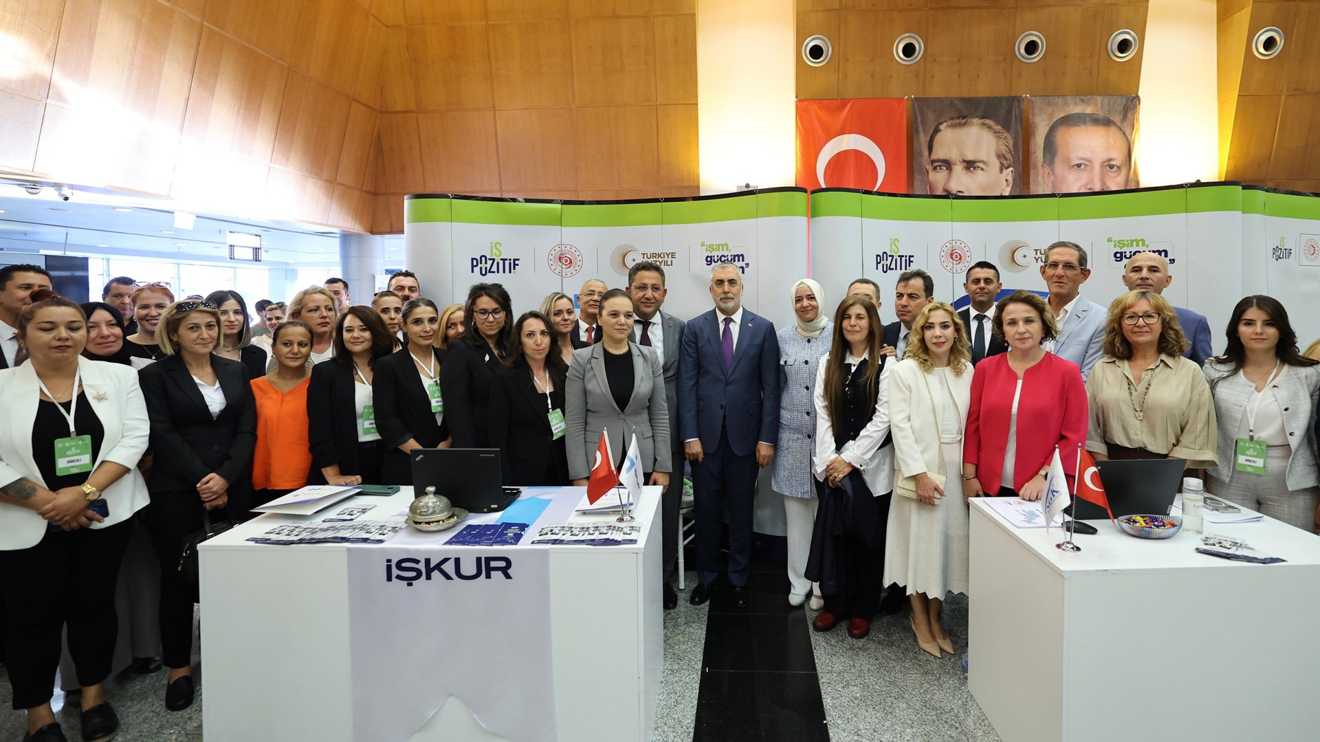 Çalışma ve Sosyal Güvenlik Bakanı Prof. Dr. Vedat Işıkhan, çeşitli temaslarda bulunmak ve “Milli Müdafaadan Milli Kalkınmaya; Türkiye Yüzyılı’nın Kadınları, Kadın İstihdam Sistemi İş Pozitif Tanıtım Programı ve Fuar Açılışı” programına katılmak üzere Muğla’ya gitti.