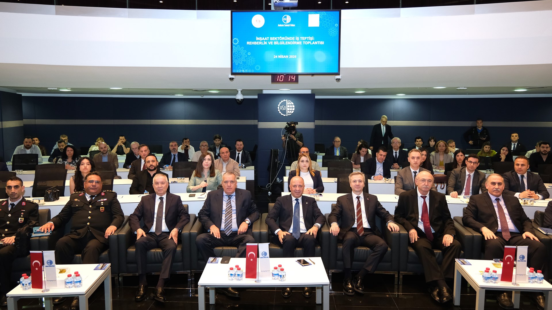 Rehberlik ve Teftiş Başkanlığı tarafından çalışma ortamı ile çalışma koşullarına ilişkin farkındalık oluşturmak amacıyla düzenlenen rehberlik ve bilgilendirme toplantısı, Ankara Sanayi Odası (ASO) ev sahipliğinde Türkiye İnşaat Sanayicileri İşveren Sendikası(İNTES) ile Türkiye Müteahhitler Birliği’nden(TMB) sektör temsilcilerinin katılımıyla 24 Nisan 2025 tarihinde gerçekleştirildi.