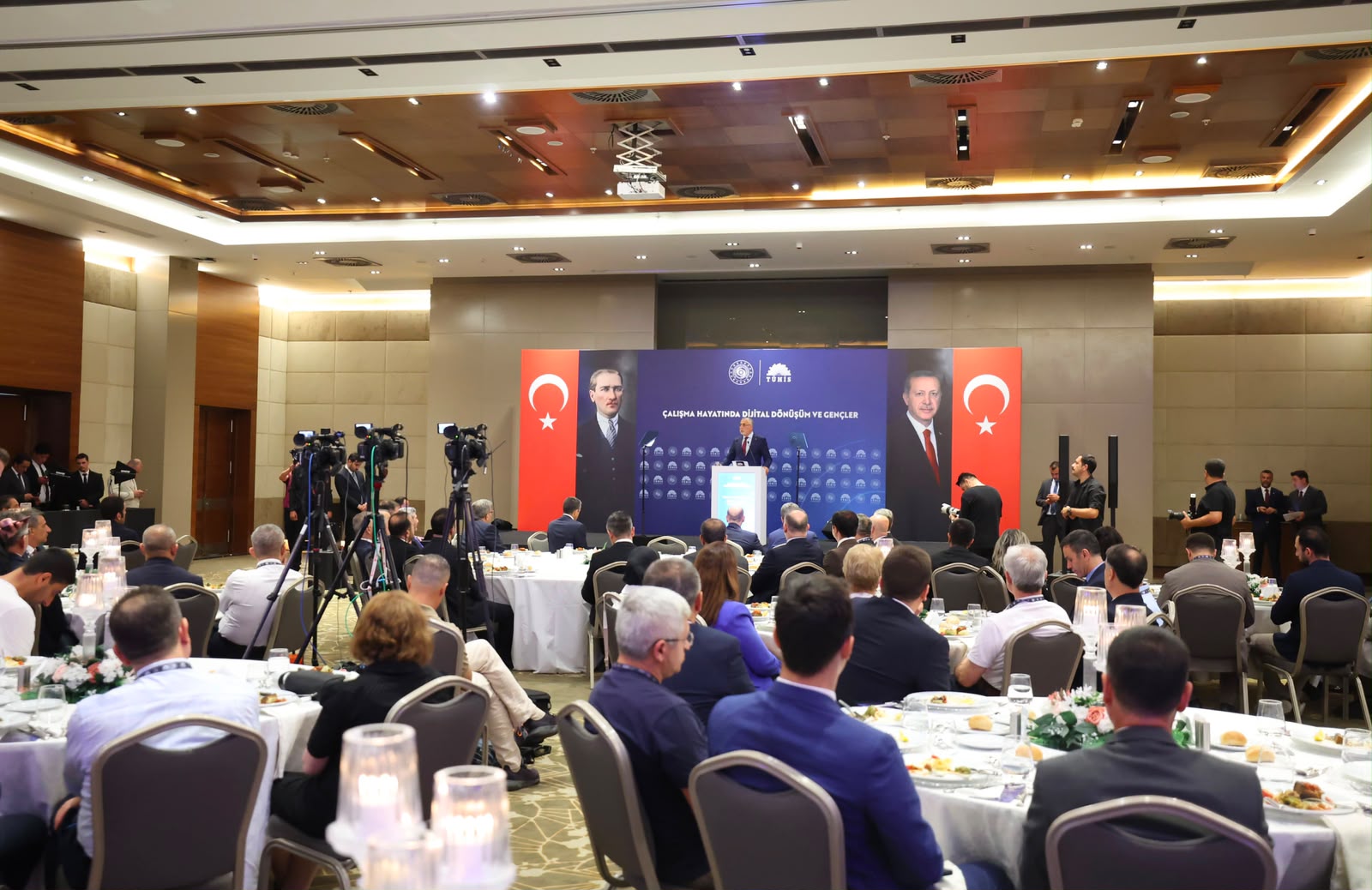 Çalışma ve Sosyal Güvenlik Bakanı Prof. Dr. Vedat Işıkhan, Türk Ağır Sanayii ve Hizmet Sektörü Kamu İşverenleri Sendikası (TÜHİS) tarafından düzenlenen “Çalışma Hayatında Dijital Dönüşüm ve Gençler Semineri Programı”na katıldı.
