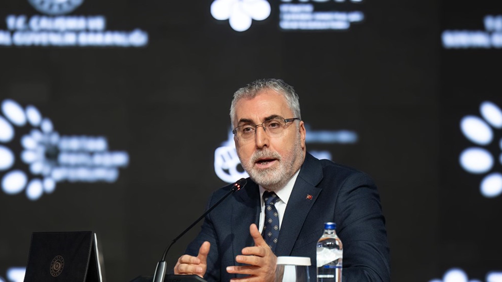 Çalışma ve Sosyal Güvenlik Bakanı Prof. Dr. Vedat Işıkhan, Cumhurbaşkanı Recep Tayyip Erdoğan’ın katılımıyla Çalışma ve Sosyal Güvenlik Bakanlığı ve Türkiye İşveren Sendikaları Konfederasyonu (TİSK) tarafından düzenlenen Ortak Paylaşım Forumu’nda konuştu.