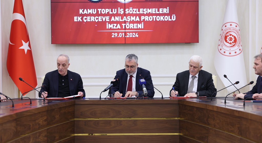 Kamu Toplu İş Sözleşmeleri Ek Çerçeve Anlaşması Protokolü İmza Töreni Çalışma ve Sosyal Güvenlik Bakanı Prof. Dr. Vedat Işıkhan’ın katılımıyla Çalışma ve Sosyal Güvenlik Bakanlığı ev sahipliğinde düzenlendi.